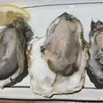 食堂くく - 生牡蠣３種食べ比べ