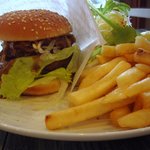 カフェ ハングリー キャタピラー - スペシャルビーフハンバーガー　950円