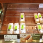 ペイ・バスク - 明日熊本の知り合い宅に行くのでお土産。
                                ここのロールケーキが僕的にピカイチ！