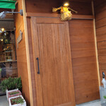 グランディール - 入り口が重厚な木の扉になりました