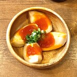 麺酒場 さかのうえ - つまみ半熟煮玉子（農場直送玉子）200円は濃厚なお味