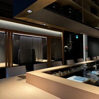 神谷町 なないろ - テーブル席は4×２卓　　奥に個室があるとの事