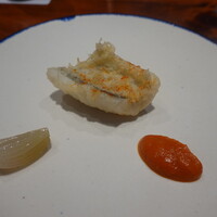馳走西健一 - 泳がせ疣鯛(駿河湾産)フリット、焼きペコロス&トマトピューレソース添え