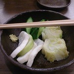 Yamamotoyahonten - 味噌煮込みを注文すると先にでてくるお漬物