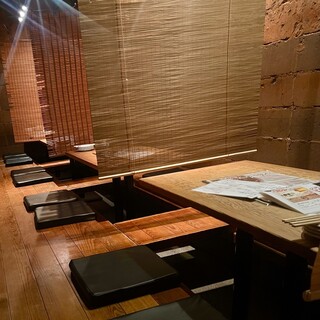 当店の掘りごたつは全て簾で区切られた半個室です。