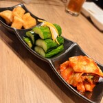 炭火焼肉じゃいあん - キムチ盛り合わせ