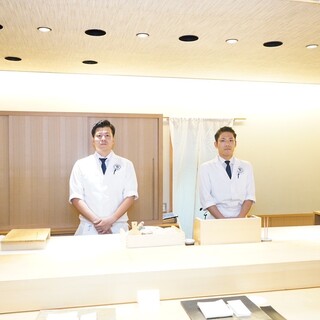カウンター7席
                                          白木のカウンター席。料理人の手さばきが眺められ臨場感や香りも！！