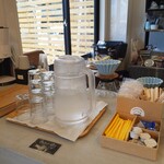 LIKO CAFE - お水などは、カウンターにあります。セルフサービスで。