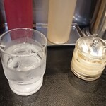 東京油組総本店 - 料理写真:水とにんにくが用意されていた
