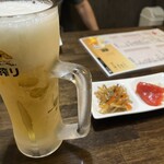 居酒屋 祭 - ビールとお通し。お通しはごぼうのきんぴらと辛子明太子と大根おろし。お通しだけでビール飲める笑