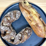 パンやきどころ RIKI - 丹波黒豆とマロングラッセの天然酵母/イベリコ豚のベーコンと北海道クリームチーズのフレンチドック