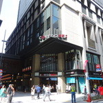 ラ・ボンヌターブル - コレド室町２の右側にお店はあります