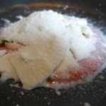 ラ・ボンヌターブル - 江連農園から届いたみつばちが大好きな”とちおとめ”の荒濾しスープとフロマージュ・ブラン　砕いた練乳のアイスクリームとシャーベット
      