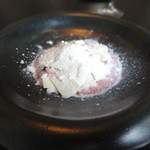 ラ・ボンヌターブル - 江連農園から届いたみつばちが大好きな”とちおとめ”の荒濾しスープとフロマージュ・ブラン　砕いた練乳のアイスクリームとシャーベット
      