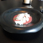 ラ・ボンヌターブル - 江連農園から届いたみつばちが大好きな”とちおとめ”の荒濾しスープとフロマージュ・ブラン　砕いた練乳のアイスクリームとシャーベット
      練乳のアイスをかける前