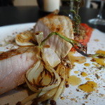 ラ・ボンヌターブル - 三重県松坂ポークのロースト飴色に焼いた新葉玉ねぎ、やまえのき、桃太郎トマトのオーブン焼き、樹齢30年のローズマリー