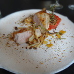 ラ・ボンヌターブル - 三重県松坂ポークのロースト飴色に焼いた新葉玉ねぎ、やまえのき、桃太郎トマトのオーブン焼き、樹齢30年のローズマリー