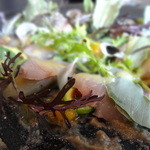 ラ・ボンヌターブル - 炭火で軽く炙った鰆　エコファーム浅野から届いたゴボウとそのピュレ、焼き空豆とその葉