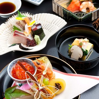 Kaiseki cuisine that takes advantage of the colors, shapes, aromas, and tastes of seasonal ingredients.