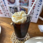 カフェ・ド・ラーク - アイスクリームはアイスコーヒーに豆乳いや投入
急にレトロな飲み物に変身