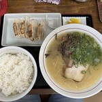 ラーメン鬼蔵 - Cランチ　950円(鬼ラーメン、ライス、餃子4個)お腹いっぱい！