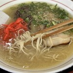 ラーメン鬼蔵 - 豚骨スープ、細麺、キクラゲ、ネギ(すりゴマ、紅生姜追加) 「基本の豚骨ラーメンです」