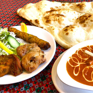 カレーやナン、タンドリーチキンが楽しめるディナーセットが充実