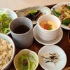 菜滋味 - 日替りランチ(税込950円)
①牛肉&茸&馬鈴薯&ピーマン&人参の醤油ソース炒め②冷製茶碗蒸し、トマト載せ③グリーンサラダ④芽ひじきの五目煮⑤甘藍の梅雑魚浸し⑥玄米ご飯⑦お味噌汁⑧お漬け物