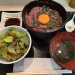 和牛焼肉 牛WAKA丸 - ローストビーフ丼　野菜サラダ､スープ