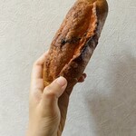 ブーランジェリ･エ･カフェ　オブジェ - お持ち帰り♡明太子とハーブのフランスパン♡バリバリもっちりパン生地の上を彩るかのようにまぶされた明太子！強すぎないピリッとした辛さ、そして旨さ…♡クラム生地がもっっっちりなのもまた良い…バリもち！美味