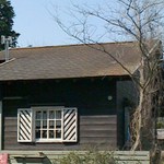 ローラの家 - 駐車場側外観