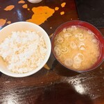 かつ丼多勝 - ご飯と味噌汁(玉ねぎ) ご飯熱々でなかなか持てなかった笑