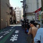 Tokyo Style Noodle ほたて日和 - 記帳前の状況　店舗の横に並びます。