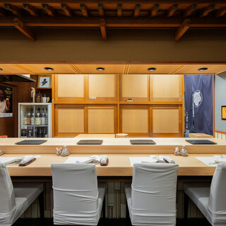 肩苦しさは一切なし。気取らず楽しめる穏やかな寛ぎの和空間。