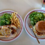 モッシュ アンダーザダイナーズスタンド - 料理写真:チリドッグ+チェダーチーズ＆モッシュバーガー