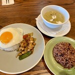 モンスーンカフェ - 鶏肉のガパオライス&タイ風グリーンカレーのハーフ&ハーフセット　1,750円(税抜)