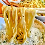 俺のラーメン あっぱれ屋 - 中太平打ち麺に、塩ベースの泡立ってクリーミーな豚骨魚介のスープが絡んで～!!( ^o^)ﾉ