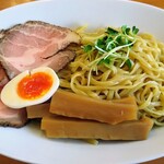 麺皿には、自家製の中太平打ち麺(300g)、レアチャーシュー3枚、味玉、メンマ、かいわれが添えられている～!!( ^o^)ﾉ