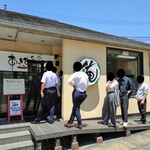 私がお店を出た後も、店外には20名ほどが並んでいた…