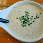 スープ皿には、泡立って白濁したクリーミーなスープに青ネギが～!!( ^o^)ﾉ