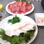 焼き肉 ばりばり亭 - タン塩とタテガミのお刺身( ^ω^ )
      うますぐる♡