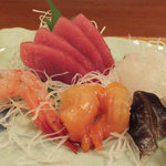 のげ - 「おかませの刺身」：
                                コリッコリの赤貝！　しなやかな甘みと共に
                                香りが鼻腔をぬける鮪が特に旨かったですね。。。
                                