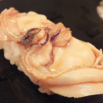 のげ - 「はまぐり」：
      
      煮きりがサラッとしていて、余分な甘さが無く。
      はまぐり特有の春の甘い潮の香りと
      上品な旨みがサッと拡がります！
      
      