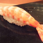 のげ - 「車えび」：柔らかなその身がほぐれると、
      高貴な旨みと香り♪
      空気をフワッと含んだしゃりの
      香りと甘みとが合わさって♪
      