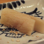 のげ - 「たくあん」：寒干大根を使用し、柿の葉で漬けたという。　カリッと軽快な食感の中に柿の柔らかな渋みと、大根の甘み。。。