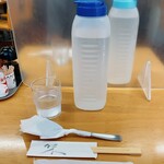 味一 - グループ毎のお冷のボトルがありがたい