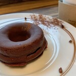 バニラビーンズ ベイサイド - みなとみらいドーナツ　濃いいチョコレートドーナツを、さらに分厚くチョコレートコーティング。滑らかでビターなチョコはバニラビーンズらしいと感じるところ。ただ1つ605円というのは私史上No.1高価なドーナツでちょっとぎょっとしました。もう世のインフレについていけません。あとホットコーヒーが薄い。香りがない。これはちょっとドーナツに見合ったコーヒーのご用意をお願いしたいなぁーと感じました。