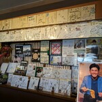 久良一 - サインが沢山飾ってあります。