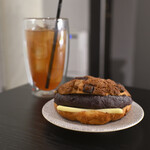 &Co. - あずき茶(ICE)@税込480円、あんバタークロッキー＠税込480円