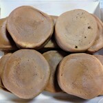 蜂楽饅頭 - 歩き回ったので、形が少し変形してる